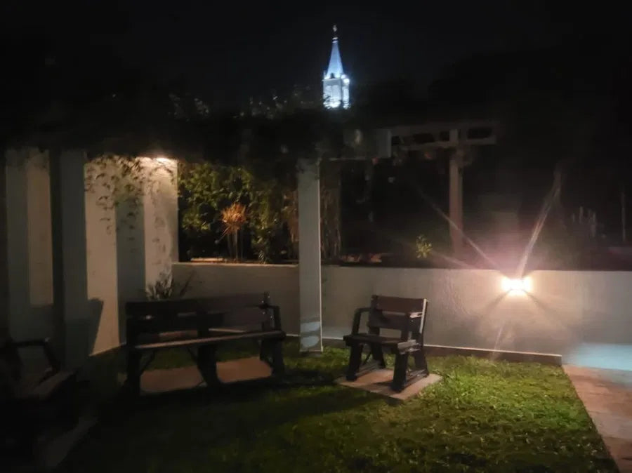 Lámpara Solar ECOLUX con sensor de movimiento – comodidad, seguridad y ahorro para tu hogar. Ilumina con energía solar.